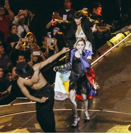 Madonna ginawang kapacape ang Philippine flag sa concert sa moa arena